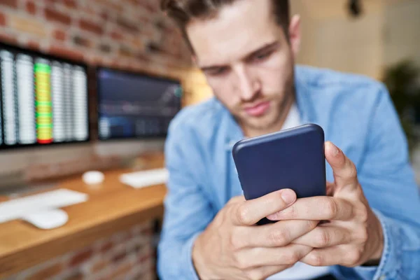 Man Använder Telefonen För Att Följa Aktiemarknaden — Stockfoto