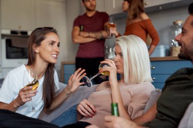 Genç yetişkinler evde vakit geçiriyor.