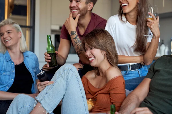 Vrienden Hebben Plezier Home Party — Stockfoto