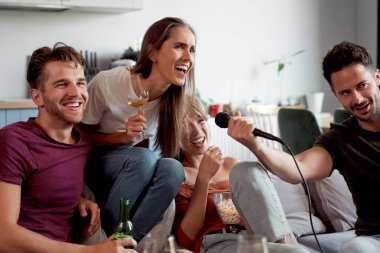 Karaoke yapan ve alkol içen arkadaşlar