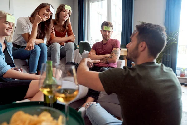 Erg Leuk Tijdens Het Spelen Van Een Spel — Stockfoto