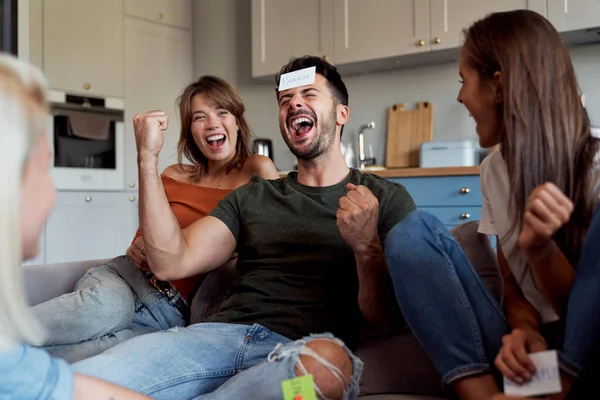 Vrienden Die Thuis Een Spelletje Spelen — Stockfoto