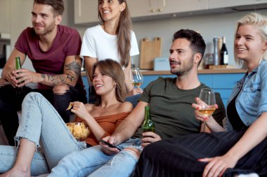 Televizyonun önündeki arkadaşlar.