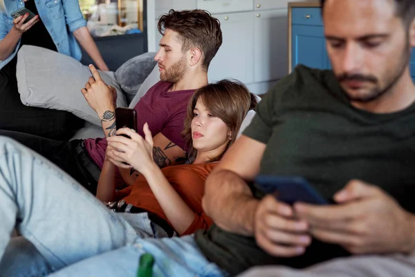 Des Amis Ennuyés Passent Temps Maison — Photo