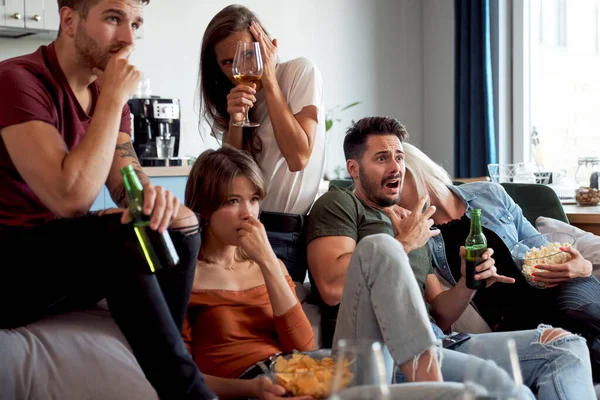 Amigos Viendo Películas Terror Casa — Foto de Stock