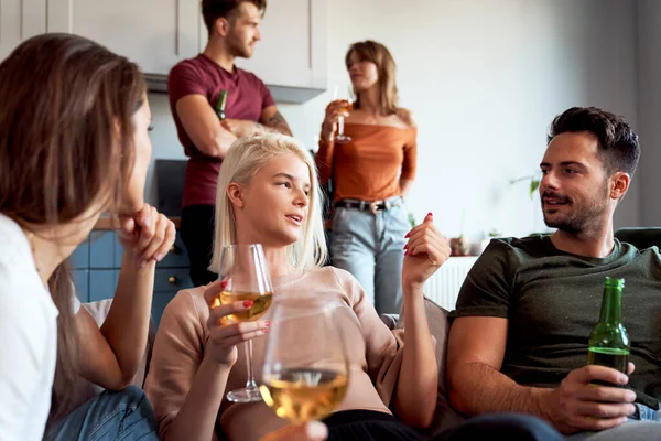 Amigos Que Divierten Mucho Fiesta Casa —  Fotos de Stock