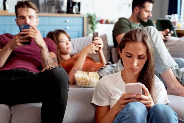 Alla Vänner Fokuserade Telefoner Festen — Stockfoto