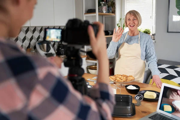 Mulher Sênior Fazendo Tutorial Vídeo Cozinha — Fotografia de Stock