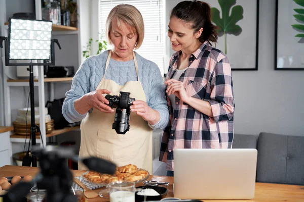 Femme Âgée Apprenant Prendre Des Photos — Photo