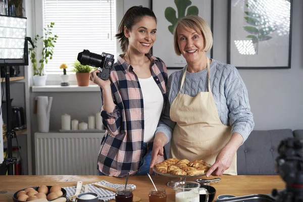 Retrato Dos Generaciones Vloggers —  Fotos de Stock