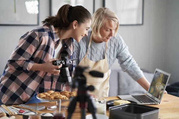 Vloggers Comida Procura Algumas Inspirações — Fotografia de Stock