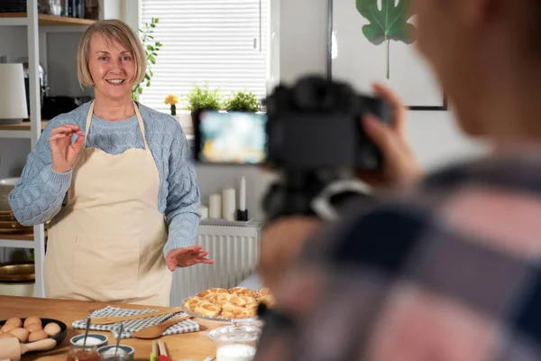 Mulher Sênior Filmado Enquanto Cozinha — Fotografia de Stock