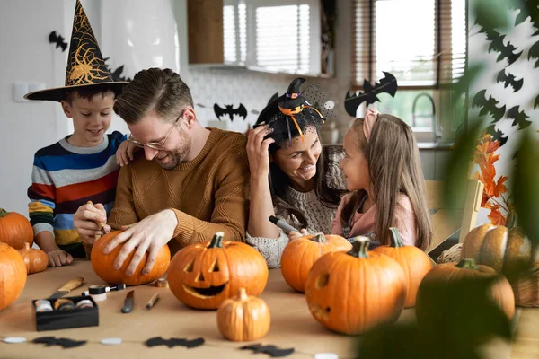 Lycklig Familj Gör Jack Lantern — Stockfoto