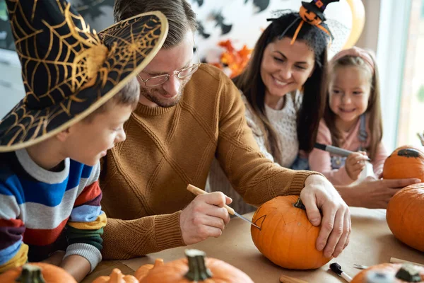 Lycklig Familj Förbereder Till Halloween — Stockfoto