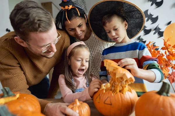 Familjen Förbereder Pumpor Till Halloween — Stockfoto