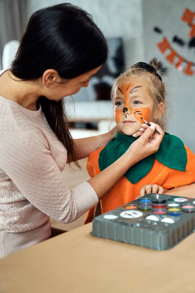 Äiti Valmistautuu Pieni Tyttö Halloween Juhliin — kuvapankkivalokuva