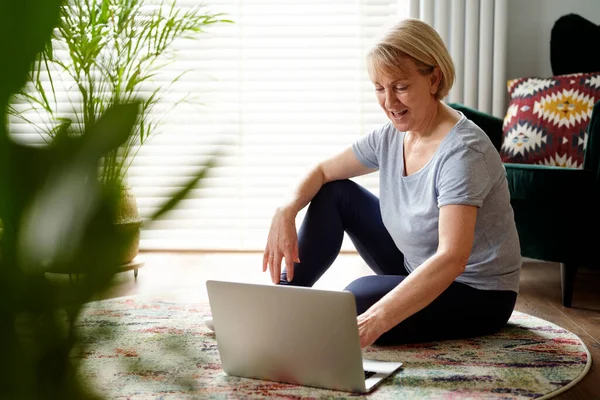 Donna Anziana Attiva Che Utilizza Computer — Foto Stock