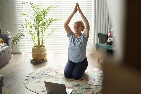 Active Senior Woman Doing Yoga Pose — Stock Photo, Image