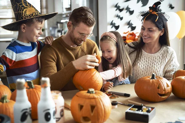 Familjen Förbereder Pumpor Till Halloween — Stockfoto