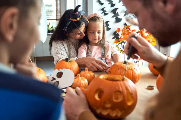 Familj Gör Jack Lantern För Halloween — Stockfoto