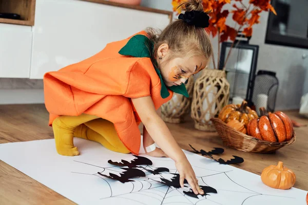 Little Girl Playing Halloween Game — Stock Photo, Image