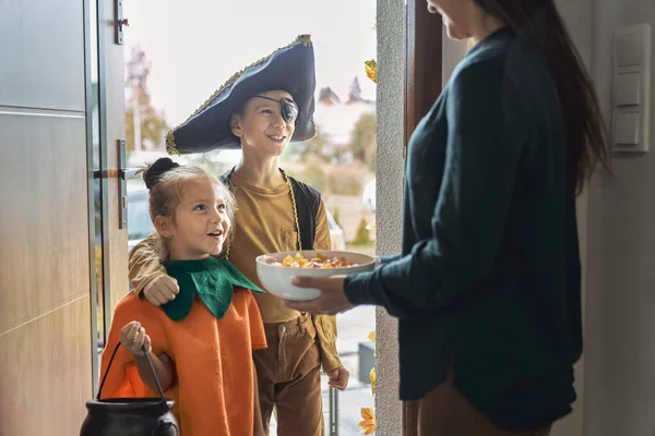 Barn Klädda Halloween Kostymer Trick Eller Godis — Stockfoto