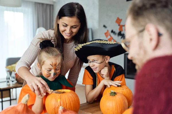 Familjen Förbereder Pumpor Till Halloween — Stockfoto