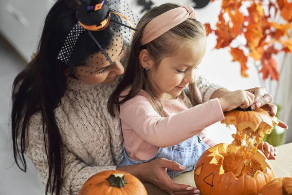 Mamma Med Liten Flicka Gör Pumpor För Halloween — Stockfoto