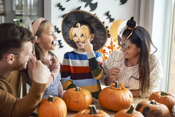 Familjen Spenderar Tid Tillsammans Halloween — Stockfoto
