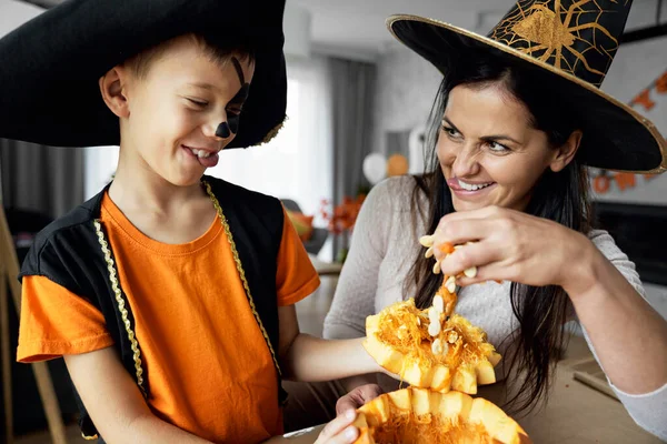 Mamma Med Son Gör Pumpor Till Halloween — Stockfoto