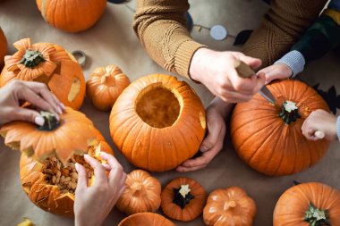 Cadılar Bayramı için aile tarafından balkabağı yapmak 