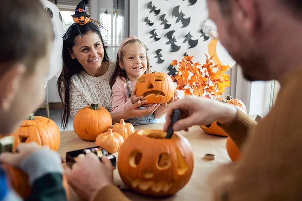Mutlu Aile Halloween Için Hazırlanıyor — Stok fotoğraf