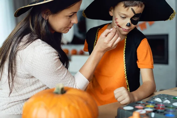 Mamma Målar Ansikte Sin Son Till Halloween Fest — Stockfoto