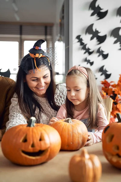 Mamá Con Niña Haciendo Calabazas Para Halloween —  Fotos de Stock