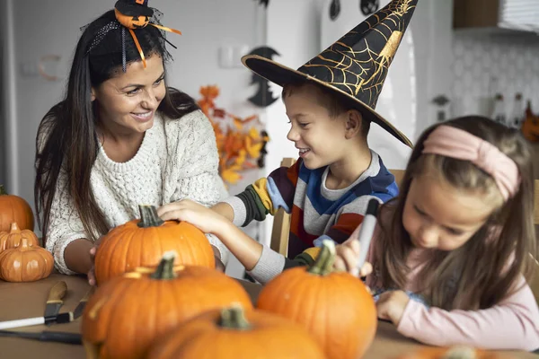 Mamma Med Barn Förbereder Pumpor För Halloween — Stockfoto