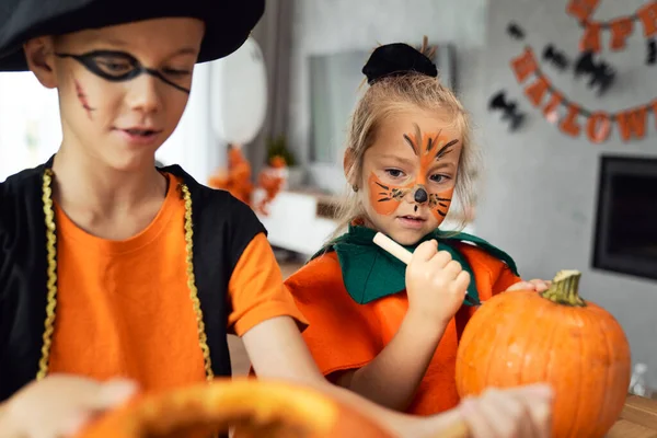 Barn Förbereder Sig För Halloweenfesten — Stockfoto