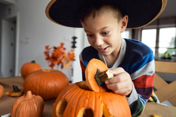 Liten Pojke Med Halloweenpumpa — Stockfoto