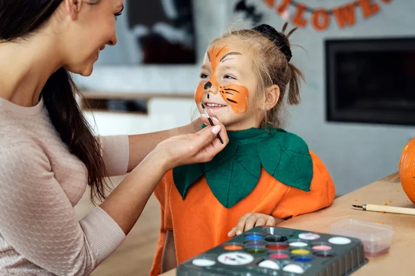 Mamma Förbereder Liten Flicka För Halloween Fest — Stockfoto
