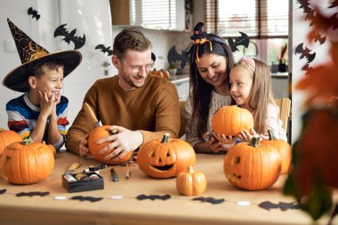 Cadılar Bayramı 'nda birlikte vakit geçirmek.