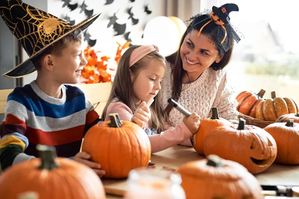 Mamá Con Niños Preparando Calabazas Para Halloween —  Fotos de Stock