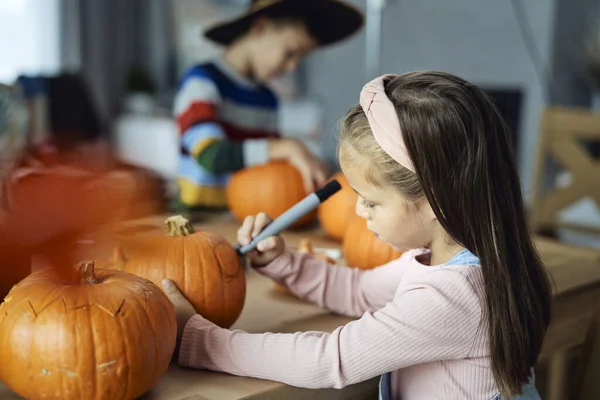 Barn Förbereder Pumpor Till Halloweenfesten — Stockfoto