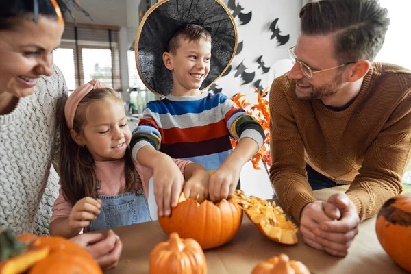 Mutlu Aile Halloween Için Hazırlanıyor — Stok fotoğraf
