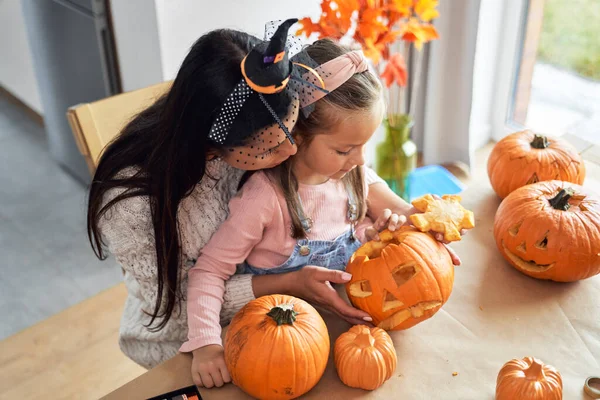 Mamma Med Liten Flicka Gör Pumpor För Halloween — Stockfoto