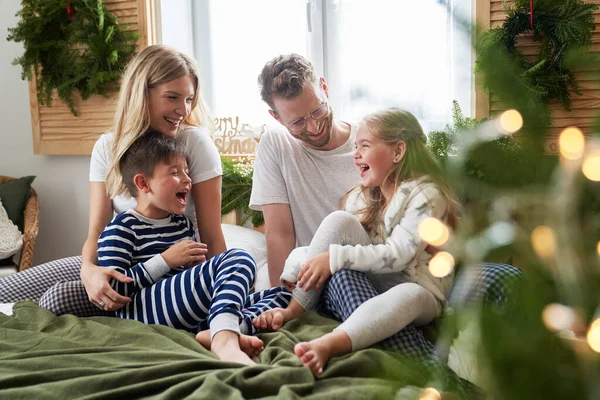 Keluarga Menghabiskan Natal Pagi Bersama Tempat Tidur — Stok Foto