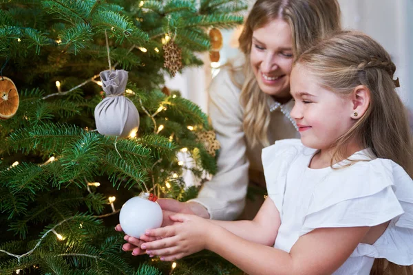 Menina Bonito Decorar Árvore Natal Com Mãe — Fotografia de Stock