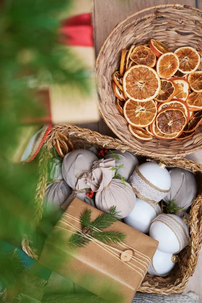 バスケットの自然なクリスマスの装飾 — ストック写真