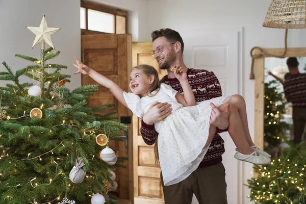 Pai Com Filha Decorando Árvore Natal — Fotografia de Stock