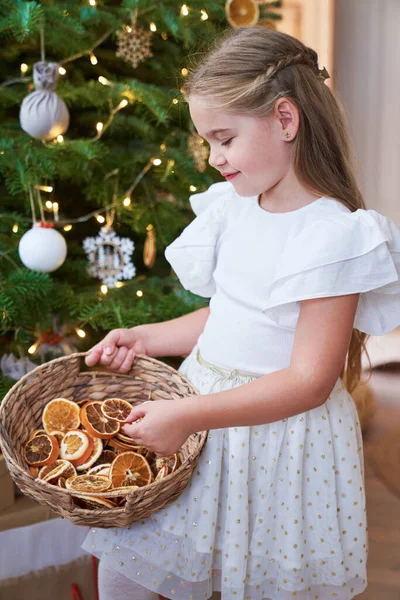 Menina Bonito Decorar Árvore Natal — Fotografia de Stock