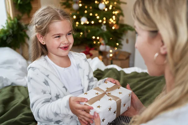 Niña Dando Regalo Navidad Para Madre — Foto de Stock