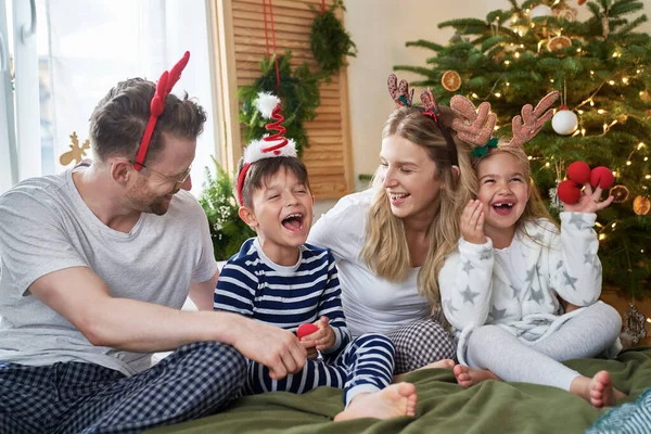 Keluarga Menghabiskan Natal Pagi Bersama Tempat Tidur — Stok Foto